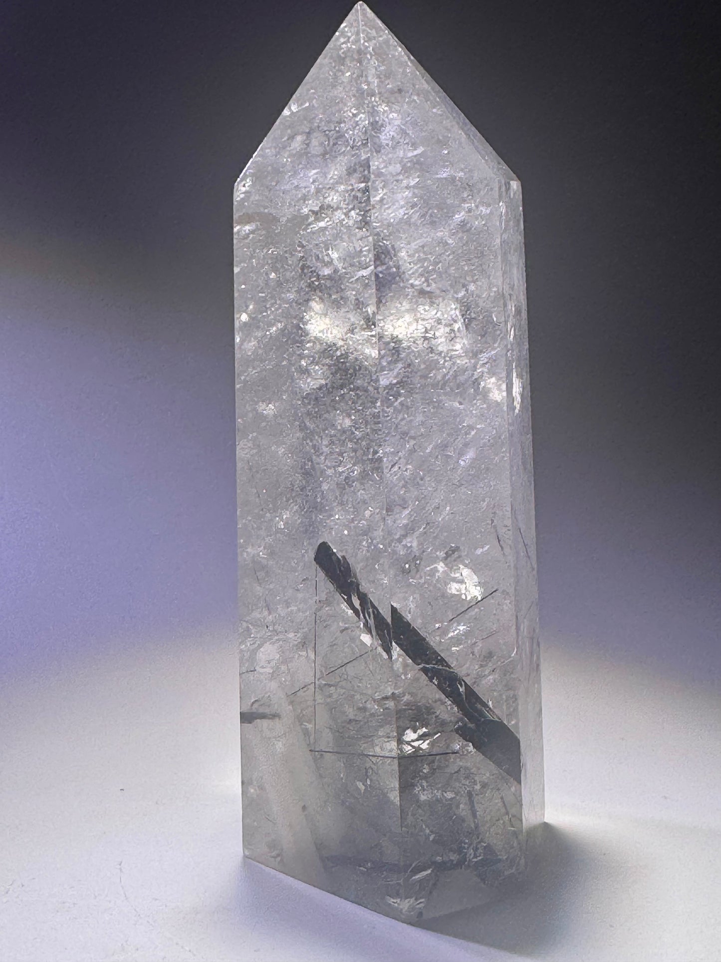 Klare Bergkristallspitze mit feinen Rutilnadeln & Turmalin – 12 cm