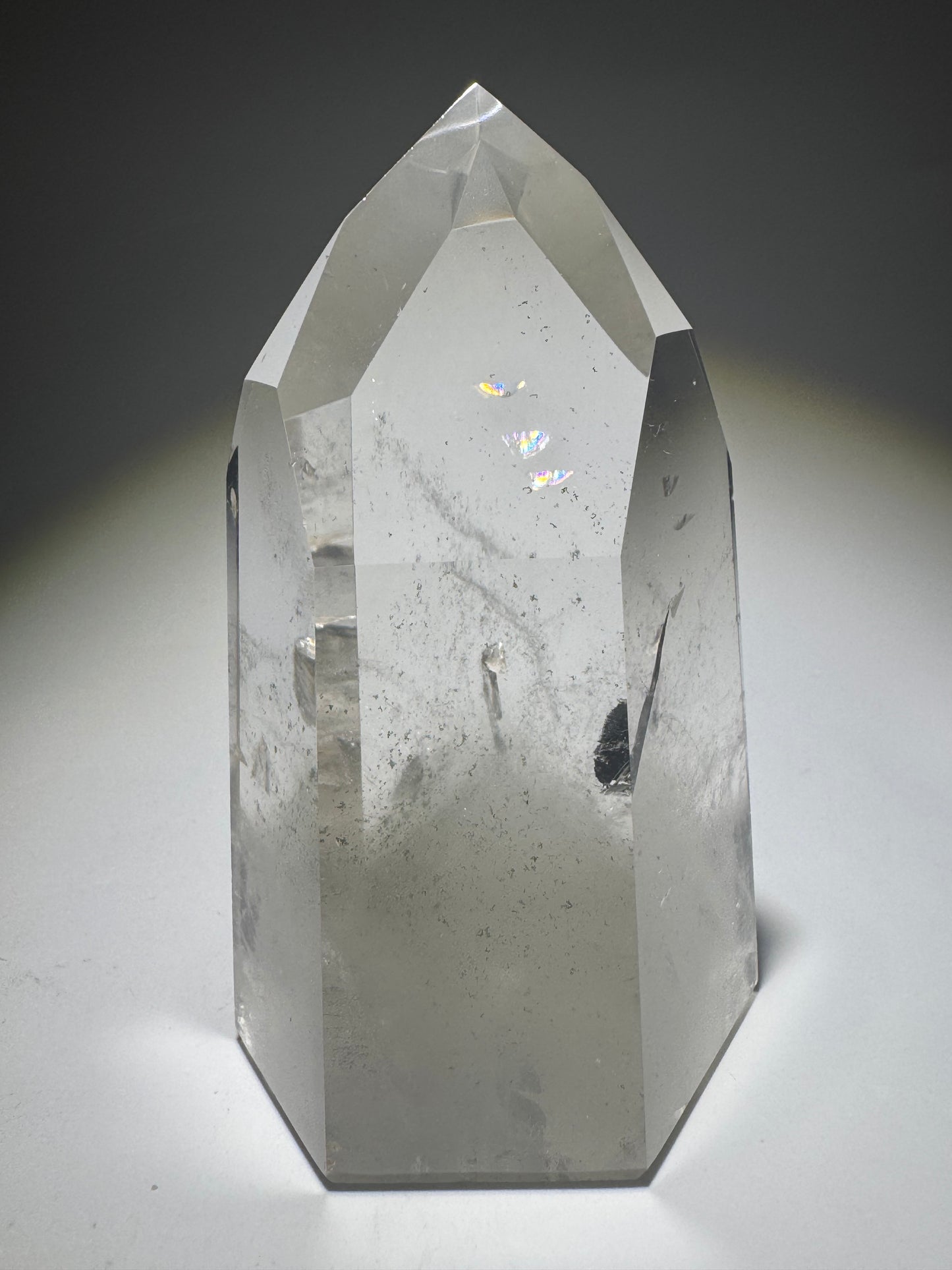 Klare Phantom-Quarz-Spitze mit Schleier und Wachstumslinien, 8.6cm