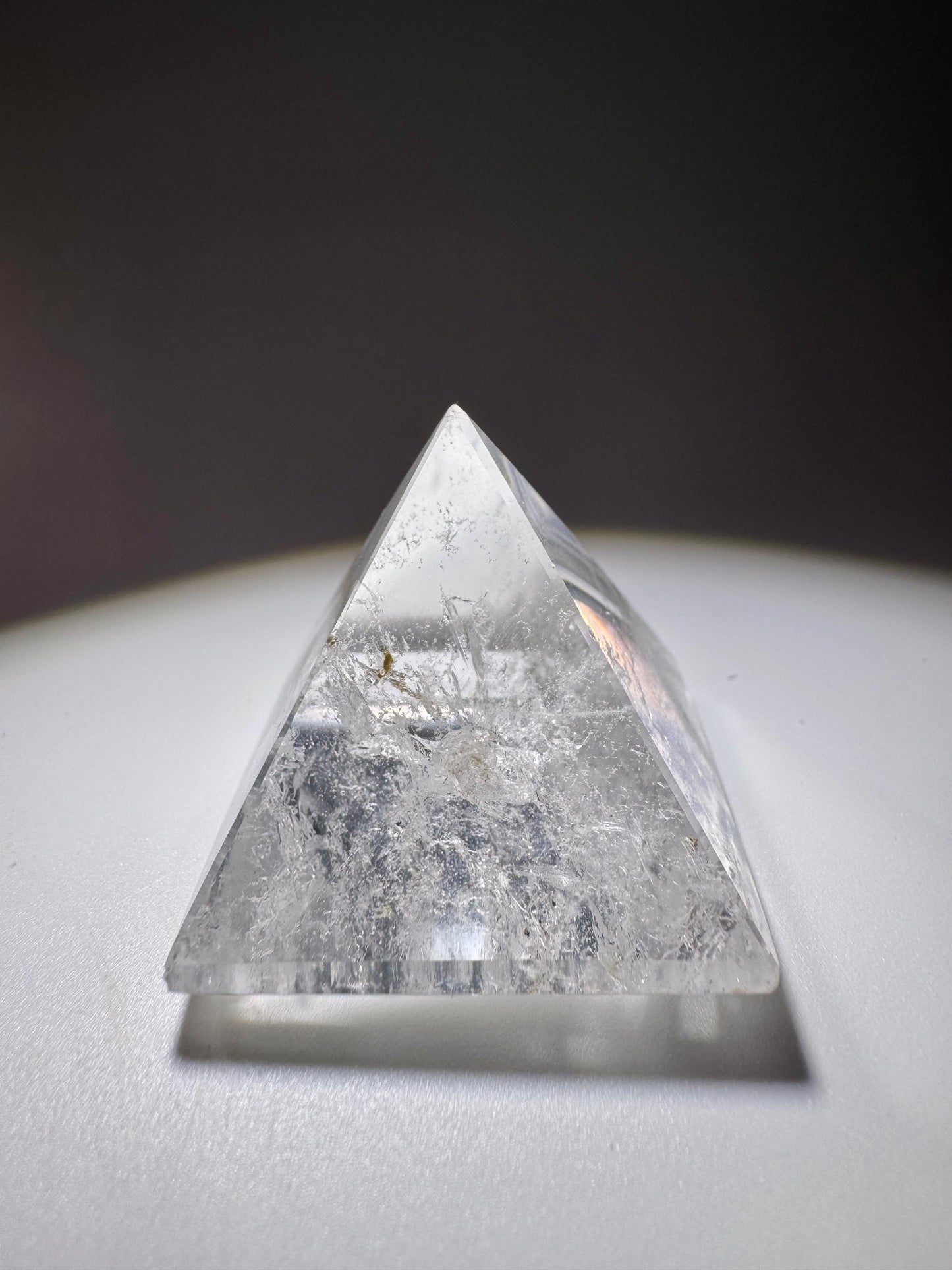 Klare Quarz Pyramide mit Lichtspiel – Spirituelle Deko