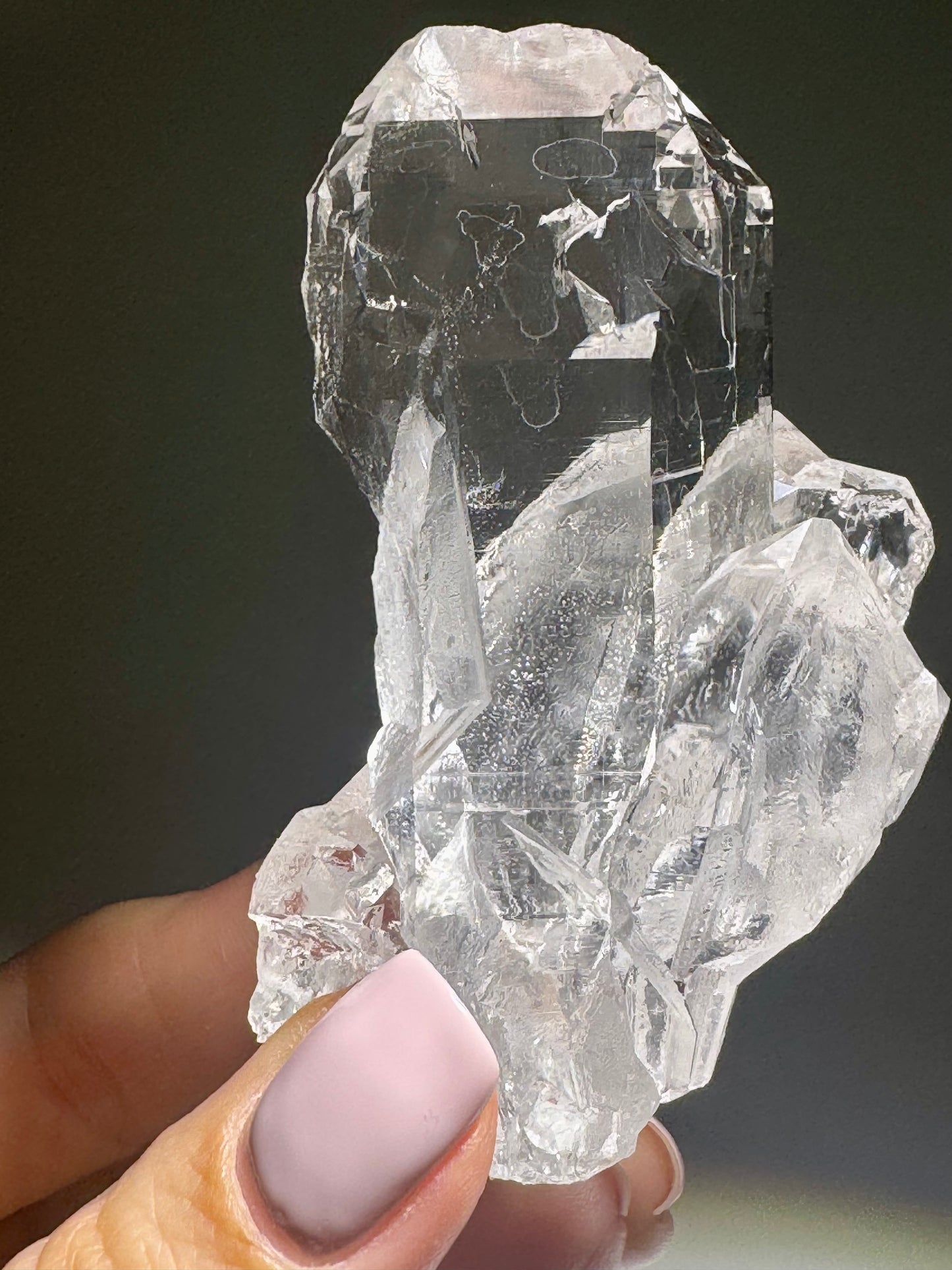 Klarer 1A-Kristall aus dem Himalaya – Quarz mit Chlorit & drei natürlichen Spitzen, 114 g