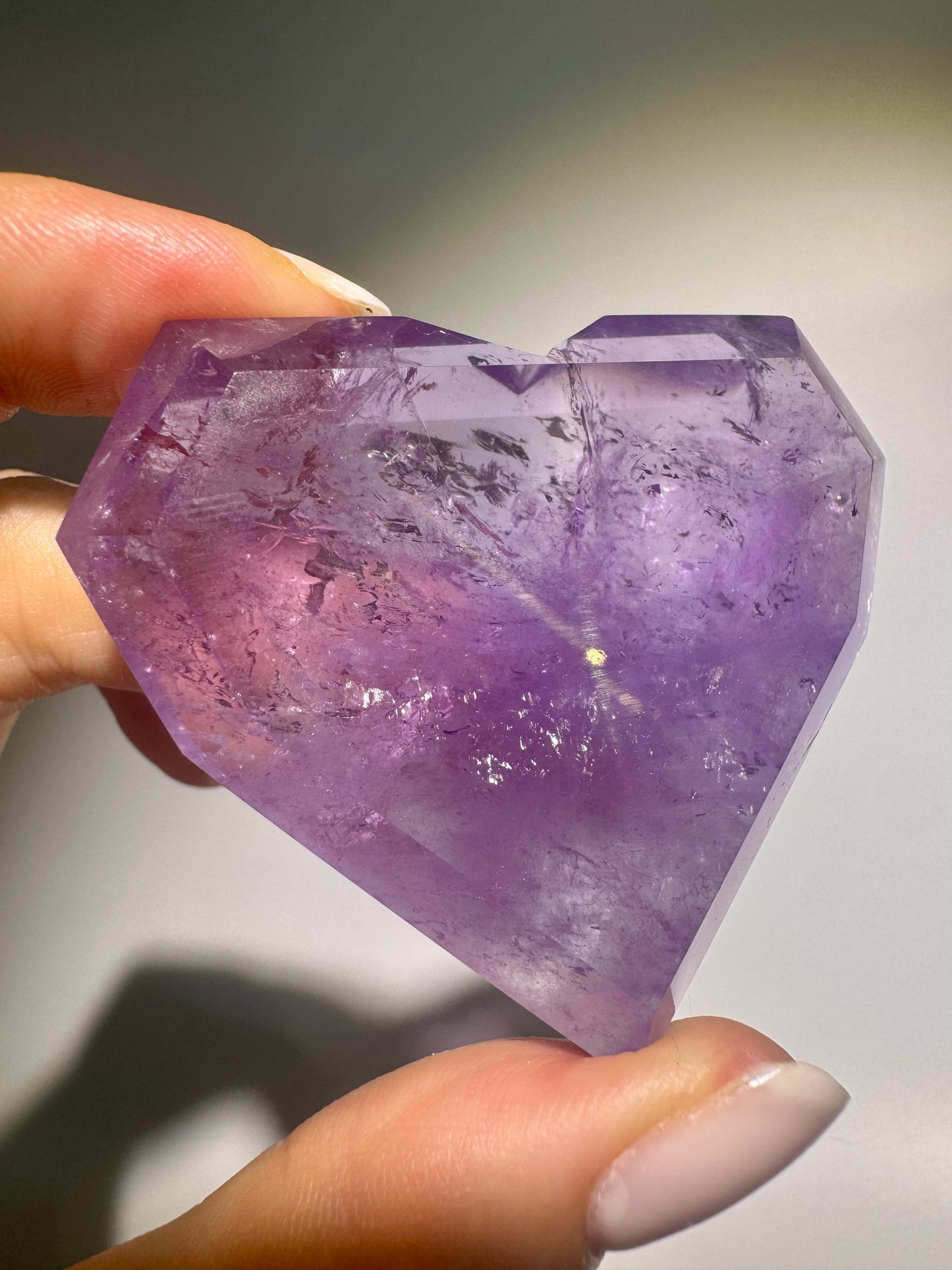 Klarer Amethyst Edelstein in Herzform – handmade Kristall in Top-Qualität mit innerem Funkeln