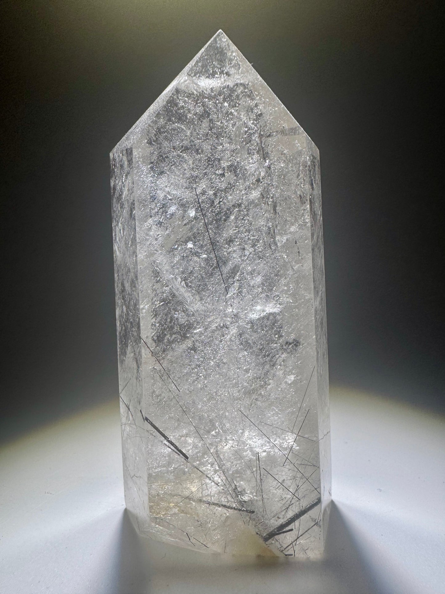 Klarer Bergkristall mit schwarzem Turmalin – 10 cm – 230 g – Edelstein aus Brasilien