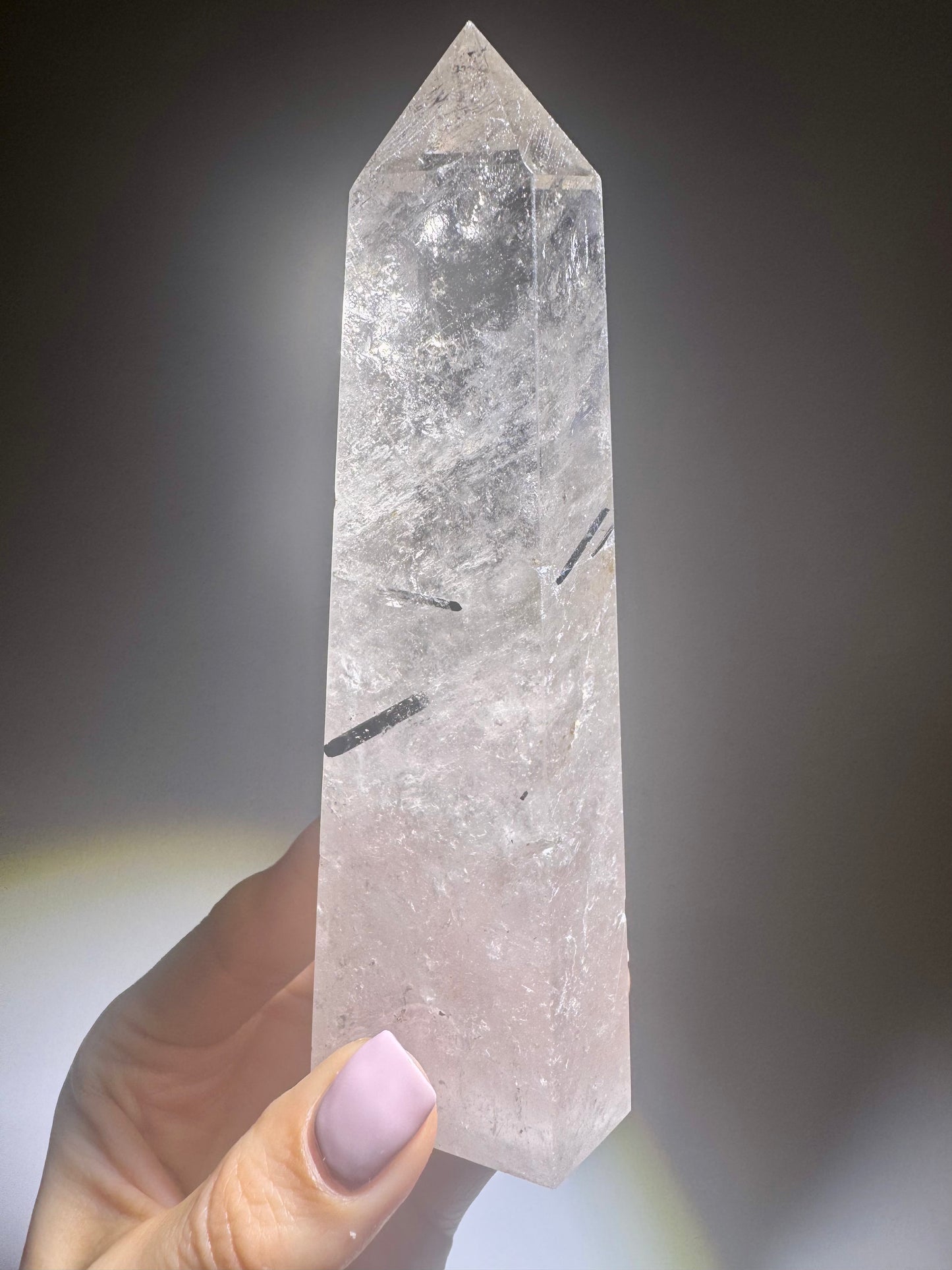 Klarer Edelstein mit Rutilnadeln & schwarzem Turmalin – Bergkristall 272 g – Brasilien