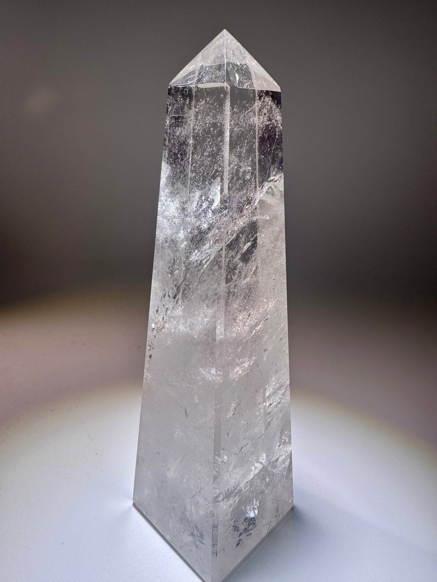 Klarer Kristall-Obelisk aus Bergkristall – 15 cm, hochwertig & energetisch stark, perfekt für Meditation & Räume