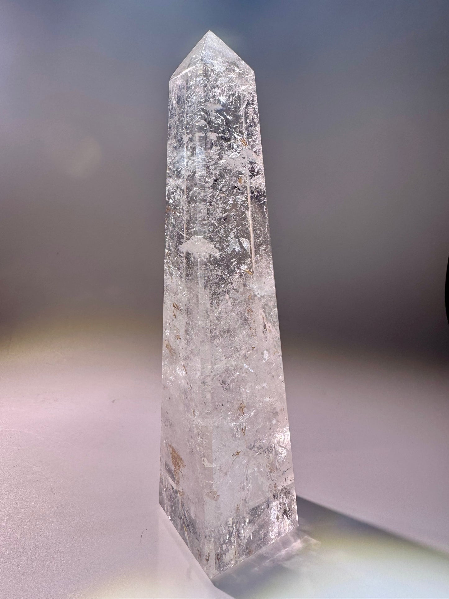 Klarer Obelisk aus Bergkristall – 17 cm grosses Einzelstück, ideal zur Raumreinigung & Energiearbeit