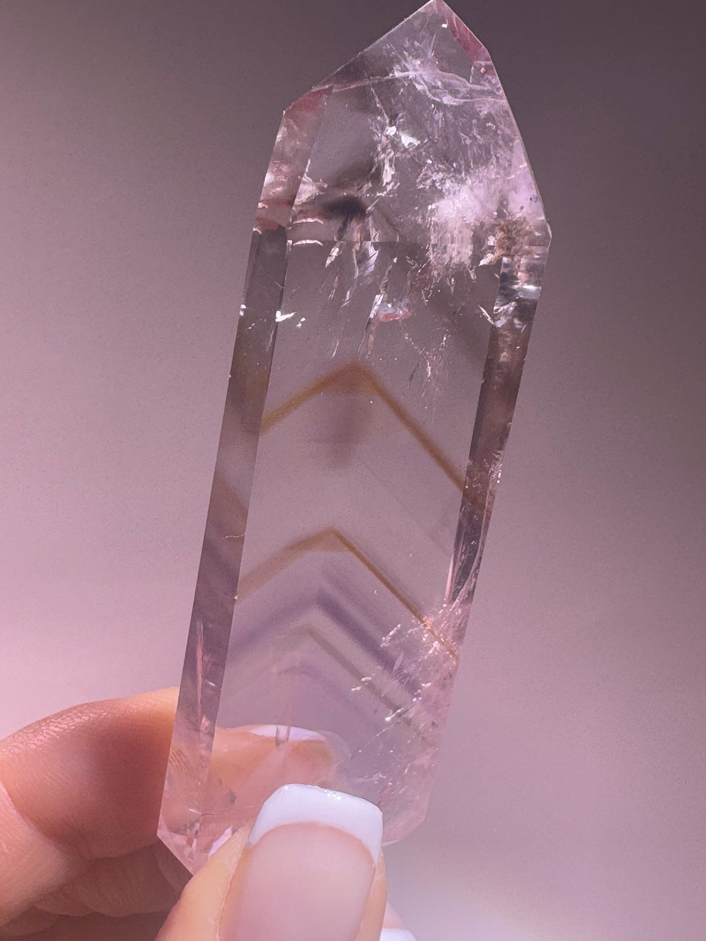 Kombination aus Amethyst und Citrin mit lebendigem Innenleben und schimmernden Regenbögen