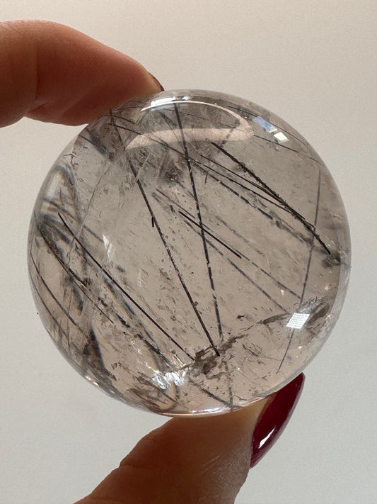 Kristallkugel Bergkristall mit Rutil Einschlüssen