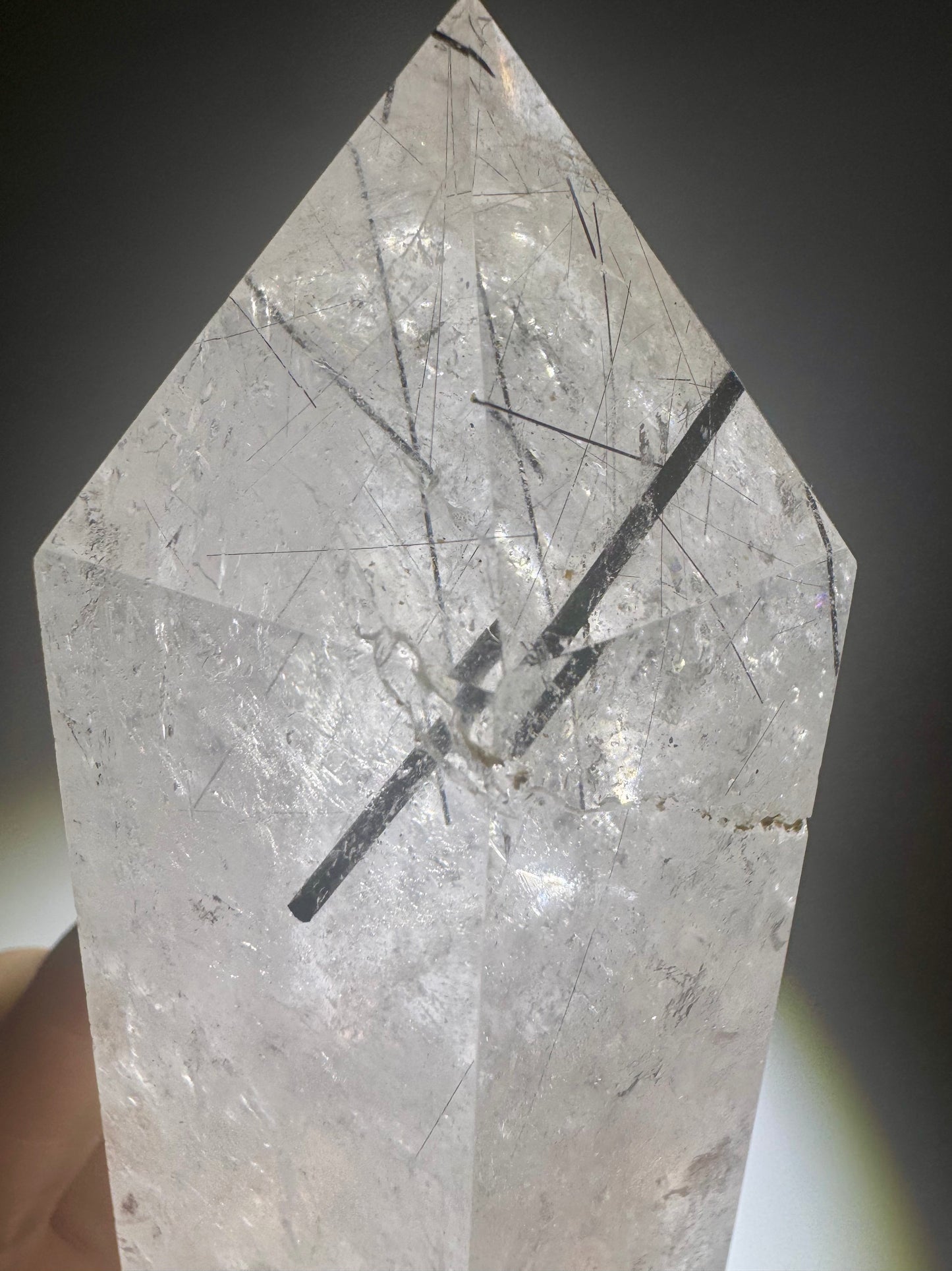 Kristallspitze 426 g – Quarz mit goldenen Rutilnadeln und Turmalin