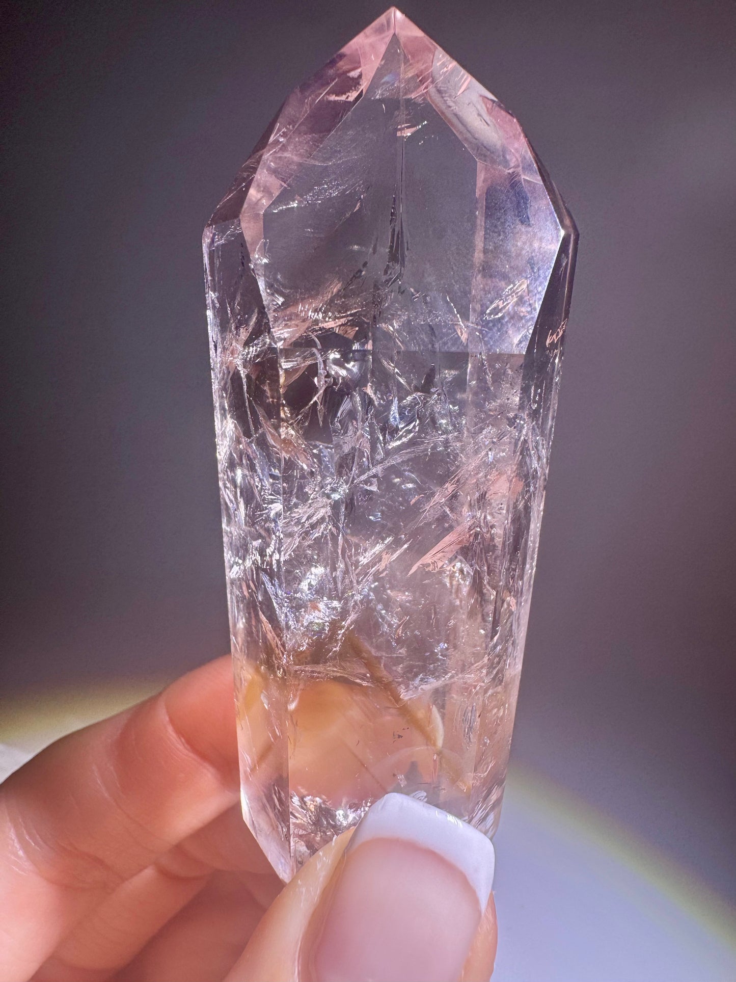 Kristallspitze aus Ametrin mit fluoreszierenden Zonen, feinen Regenbögen und lebendigem Innenleben, handverlesen aus Brasilien