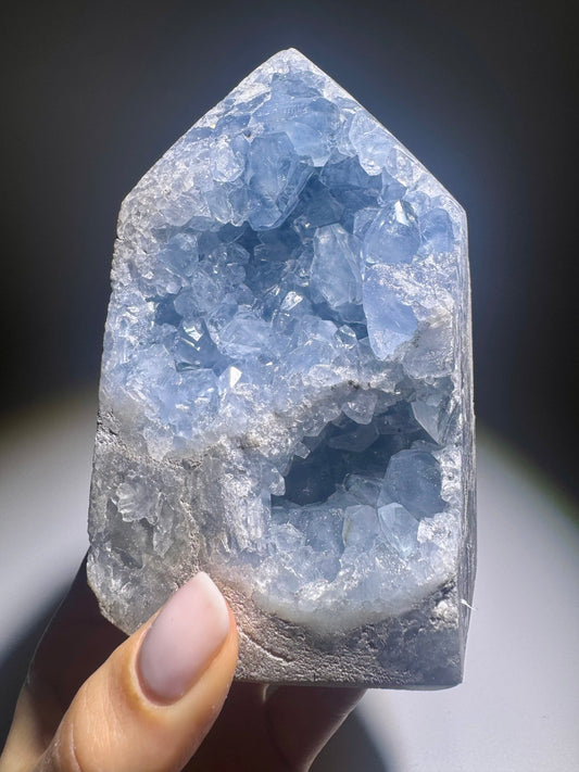 Kristallspitze aus Madagaskar – Celestin 11 cm mit feinen, hellblauen Kristallen