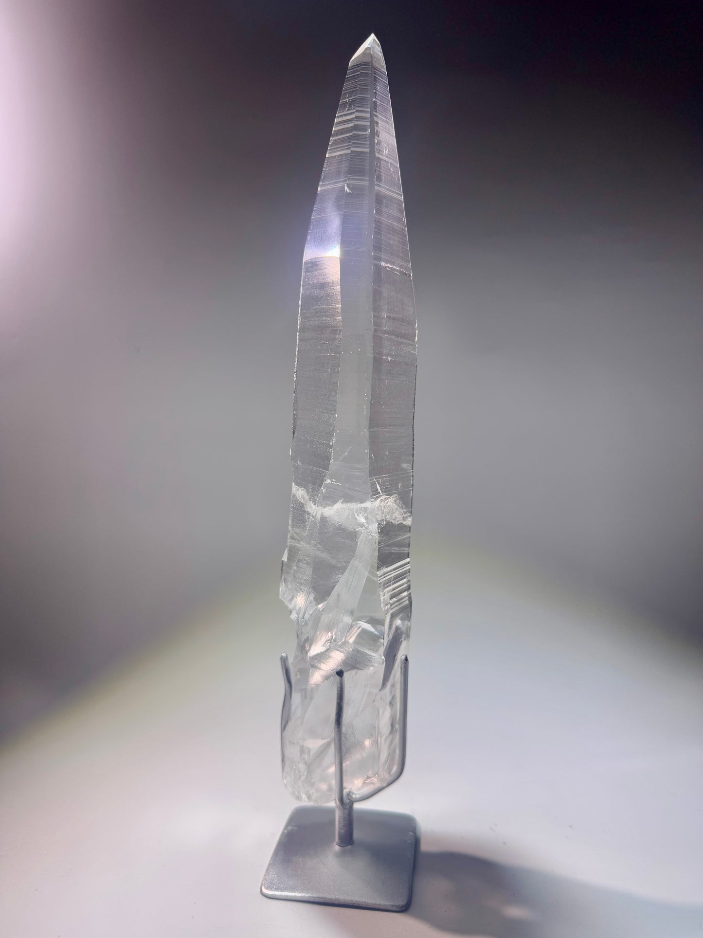 Kristallspitze mit Lemurian Lines – 28 cm grosses Traumstück mit Lichtstruktur & individueller Wachstumsform