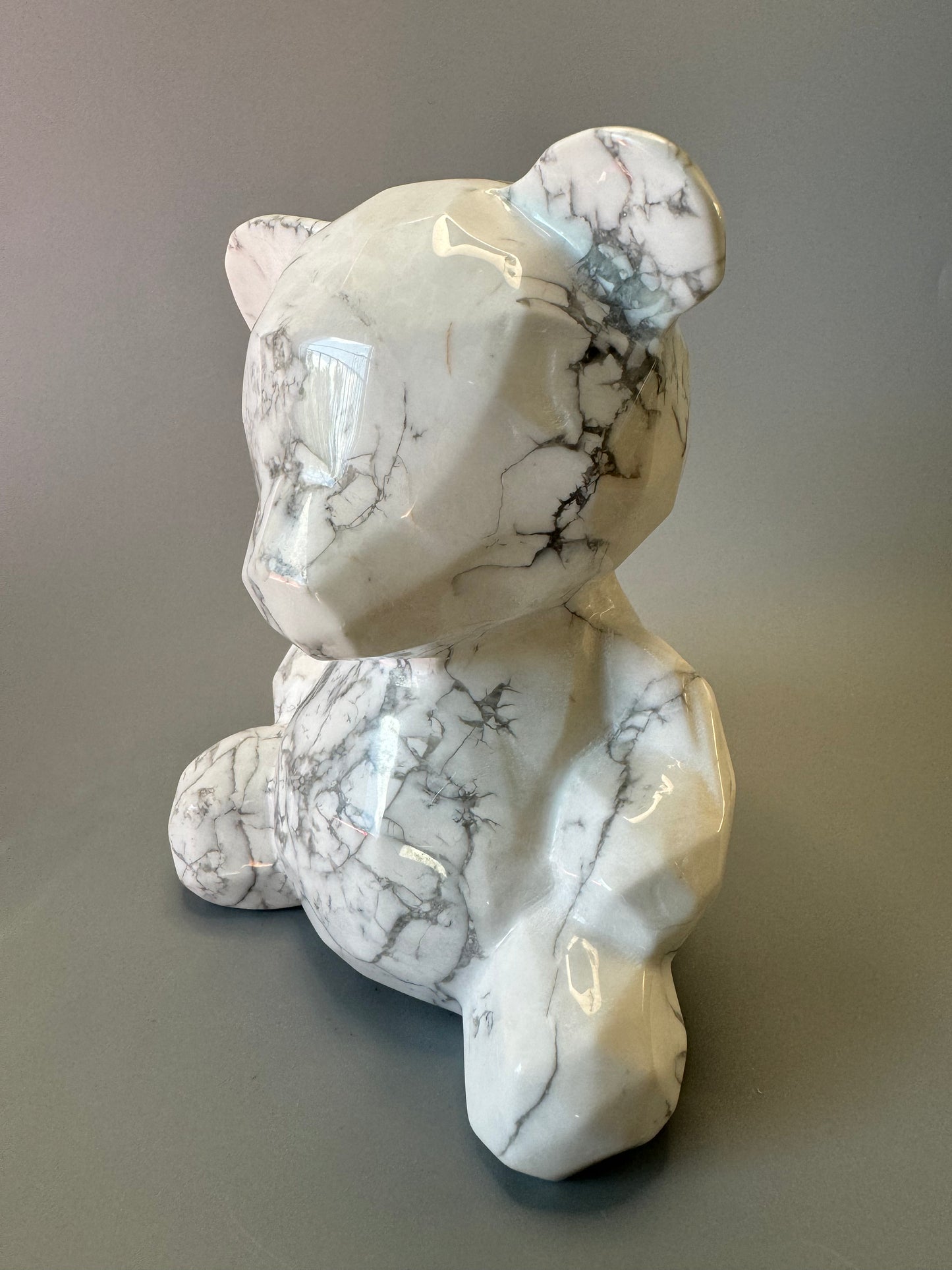 Kunstvolle Teddy Bär Figur aus Howlite – Edelstein, 14 cm