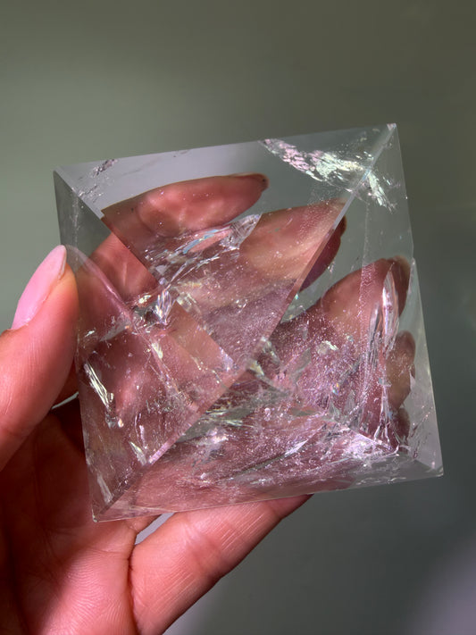 Lemurian-Kristallpyramide ultra klar 7,4 × 7,4 cm – Poliertes Sammlerstück, 290 g