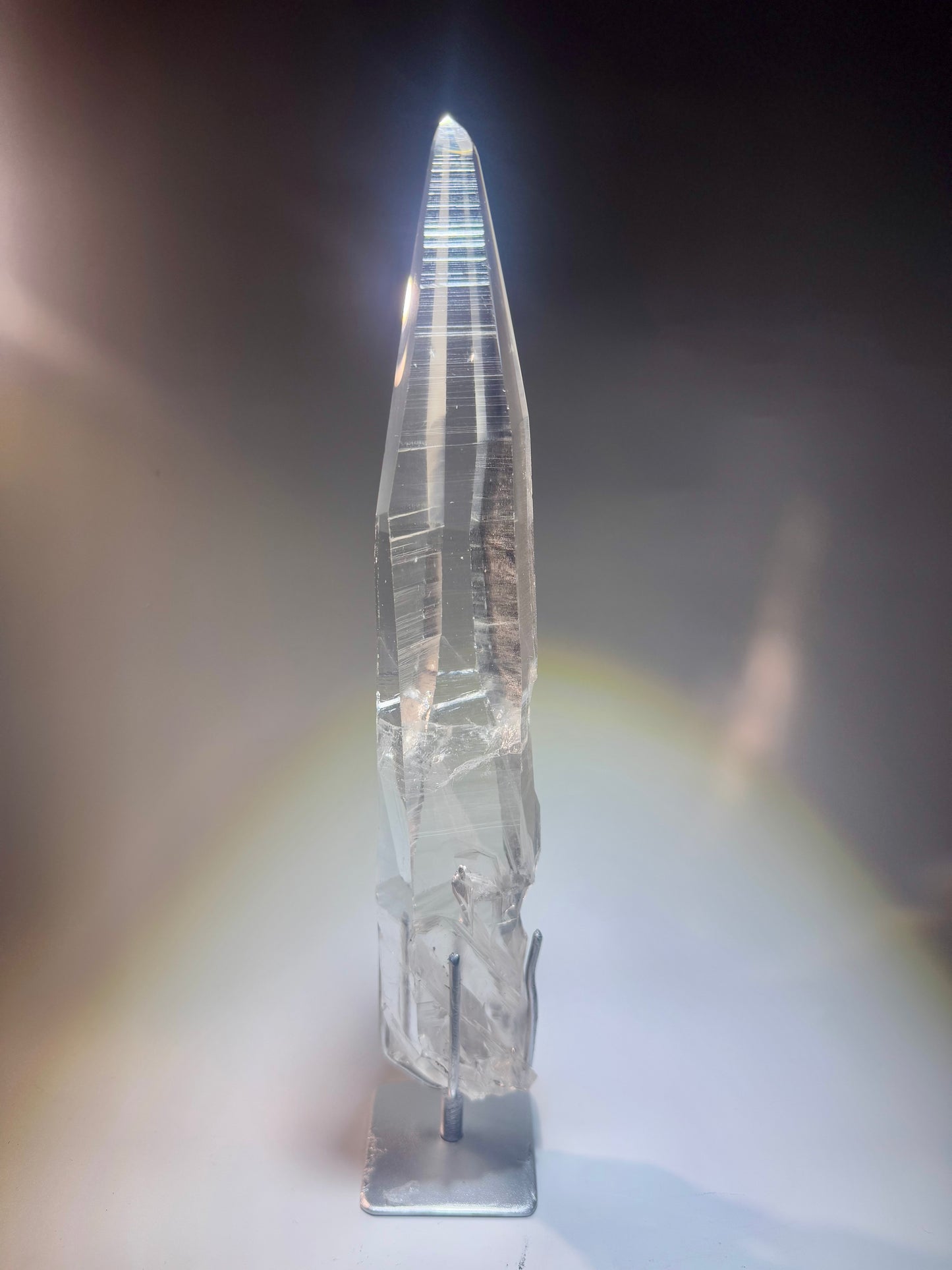 Lemurian-Quarz auf Ständer – einzigartiger Lichtkristall in Naturform, klar & dekorativ für Meditation & Sammlung