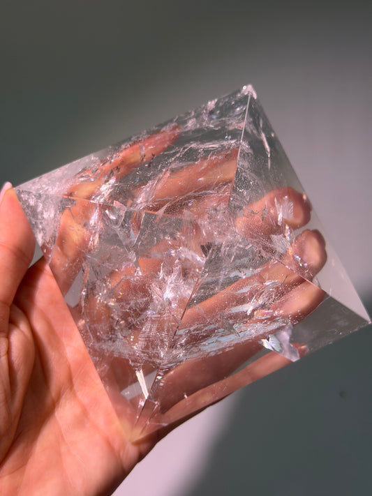 Lemurian Bergkristall-Pyramide mit Regenbogen 10x10 cm | 678 g