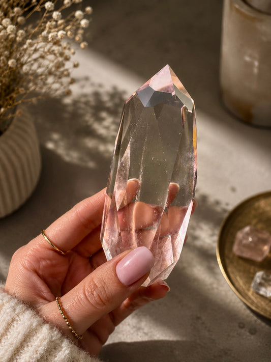 Lemurian Bergkristall, facettierter Bergkristall, klarer Bergkristall, Lemurian Quartz, Kristall für Meditation, hochwertiger Bergkristall, Bergkristall Spitze, Lichtkristall, Edelstein Dekoration, Sammlerkristall