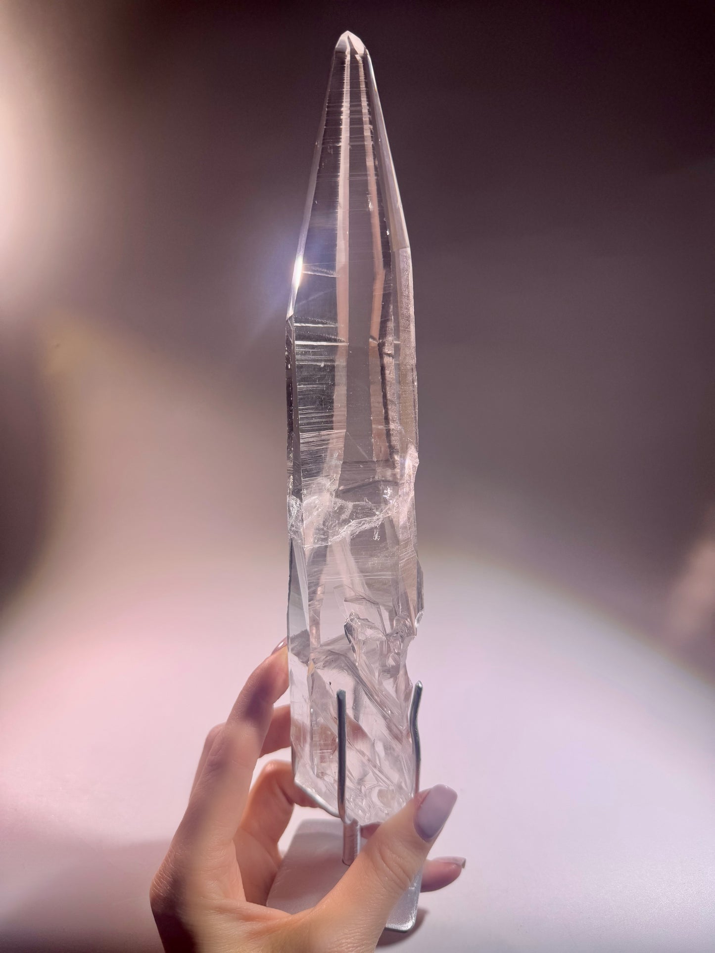 Lemurian Kristallspitze aus Brasilien – 28 cm hohes naturbelassenes Einzelstück mit schwarzem Ständer & Lemurian Lines
