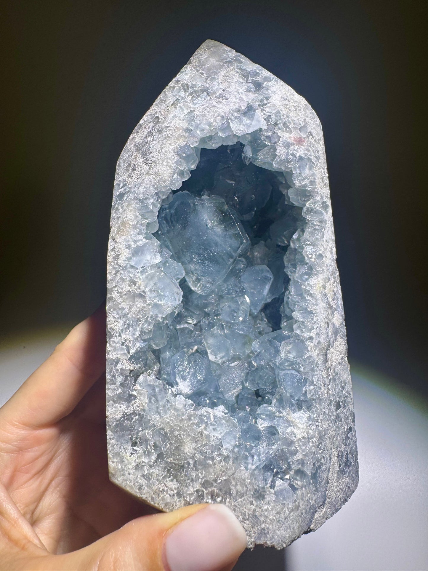 Leuchtend hellblauer Celestin Edelstein in Premiumqualität