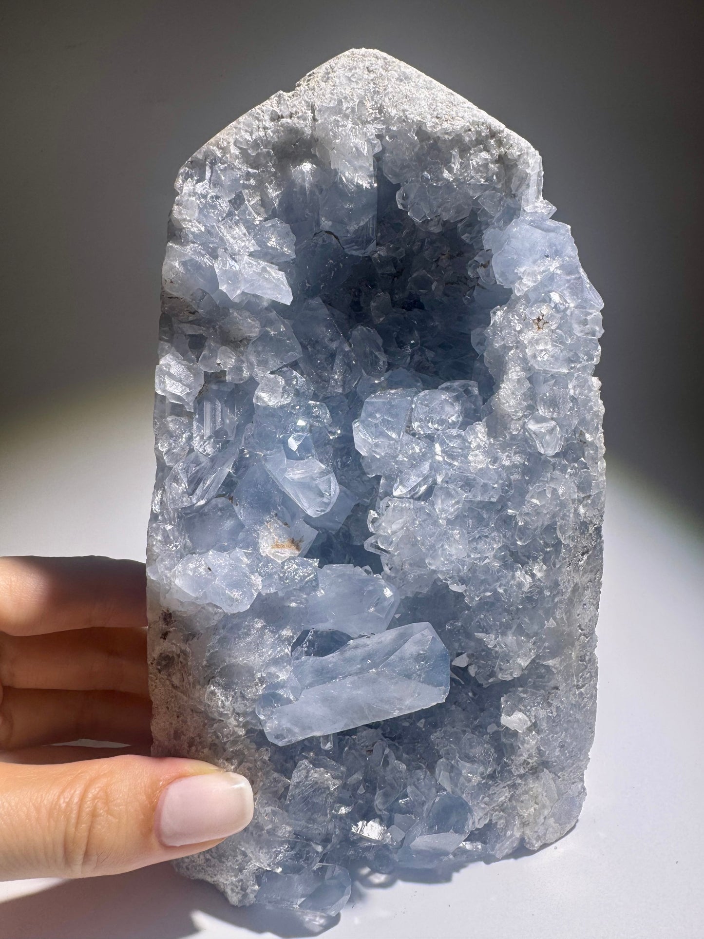 Massive Celestin Spitze aus Madagaskar – 1,7 kg schwer, mit funkelnden Kristallen in Hellblau