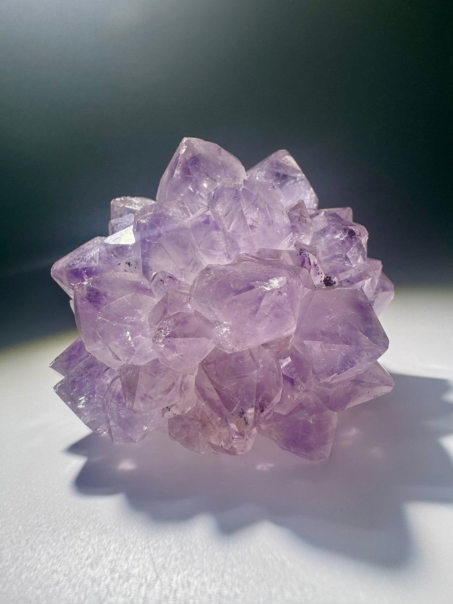Massiver Uruguay Amethyst mit 5 cm Blüte, ruhige Kristallstruktur mit seltener Symmetrie und feiner Schichtung