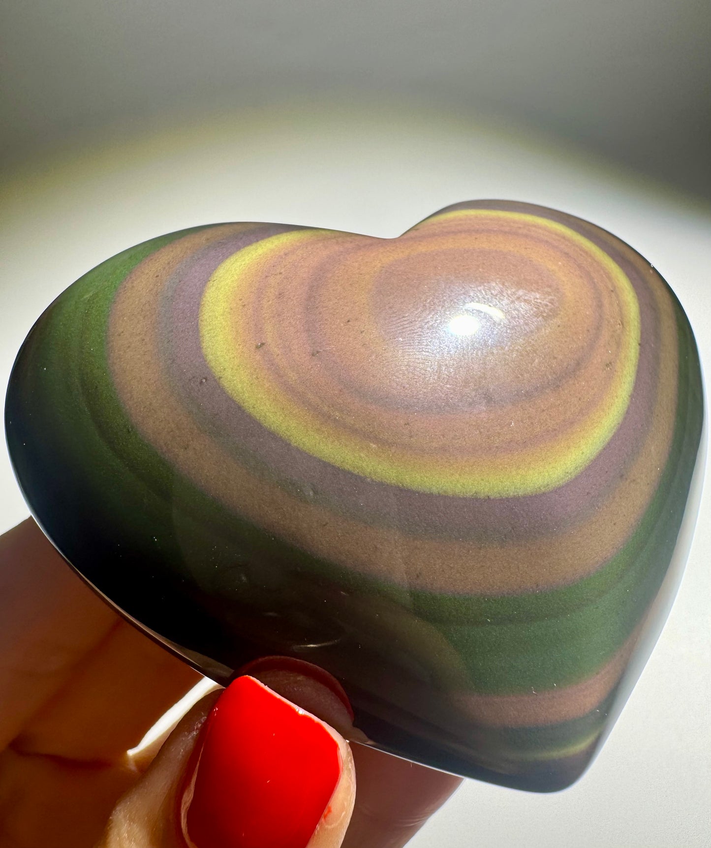 Mexikanisches Obsidian-Herz mit lichtabhängigem Farbspiel in sanften Regenbogentönen