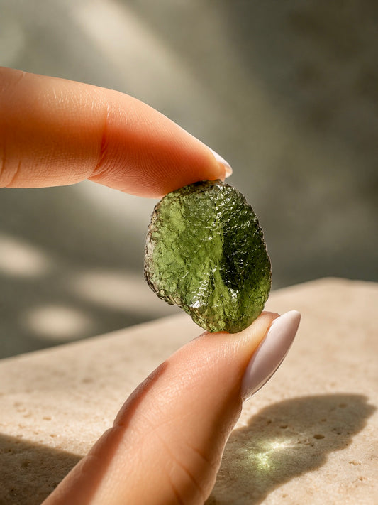 Moldavit Unikat 4 g | 2,5 × 2 × 0,8 cm | Echter Tektit aus einem Meteoriteneinschlag vor 15 Millionen Jahren – Mit Zertifikat & Stardust Schatulle