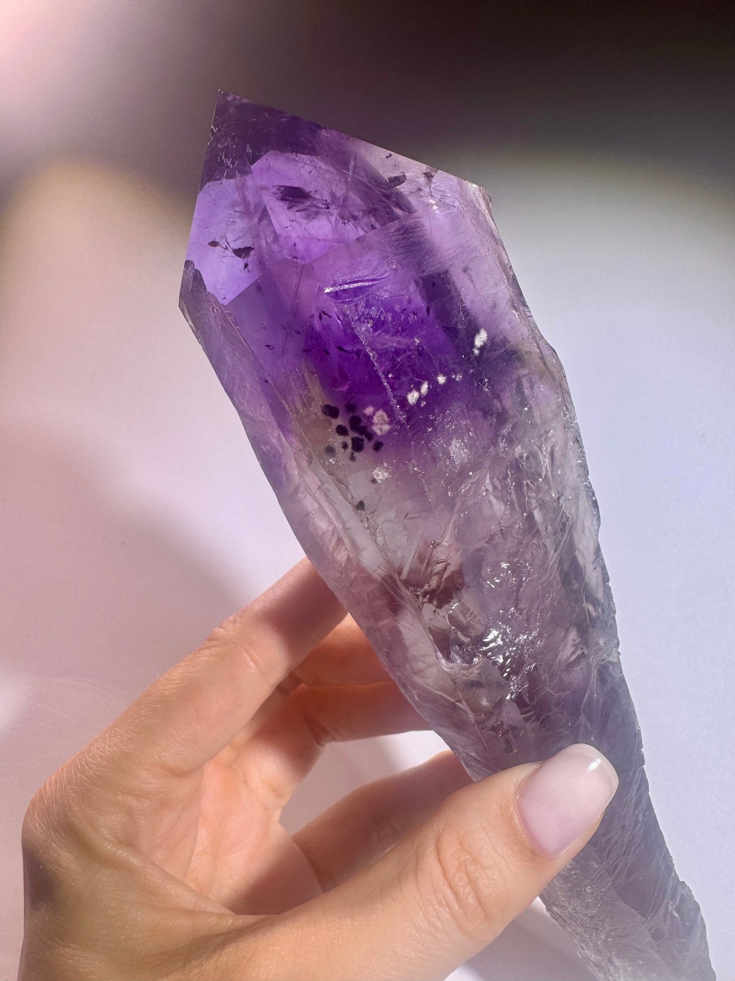Naturbelassene Amethystspitze mit Phantomlinien, 22 cm lang