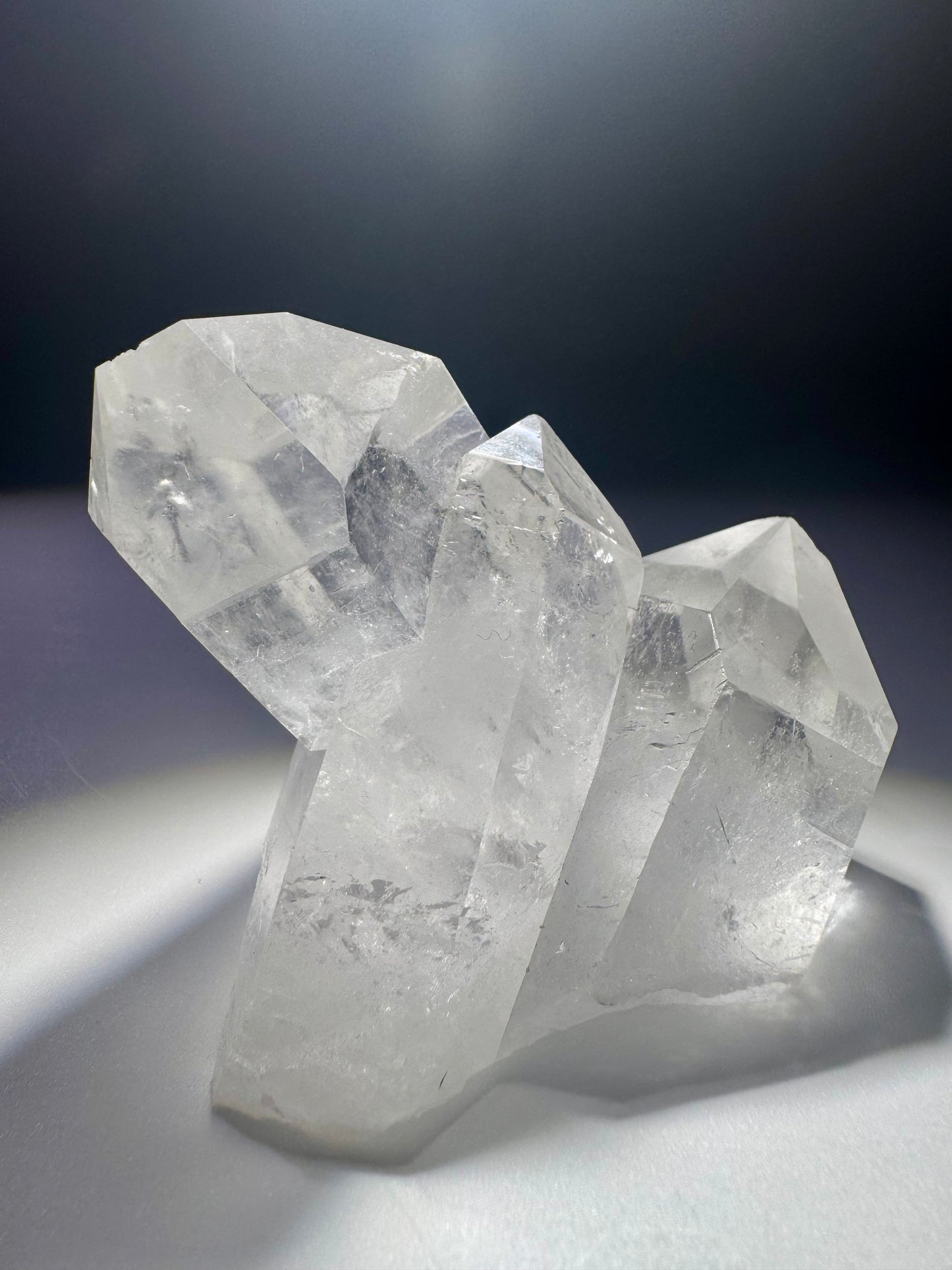 Naturbelassene Bergkristall Stufe – 9 cm lang, 204 g schwer, extraklarer Quarz aus Brasilien