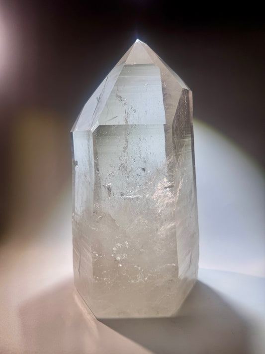 Naturbelassene Lemurian-Spitze mit 23,5 cm Höhe und 3,89 kg Gewicht aus Brasilien