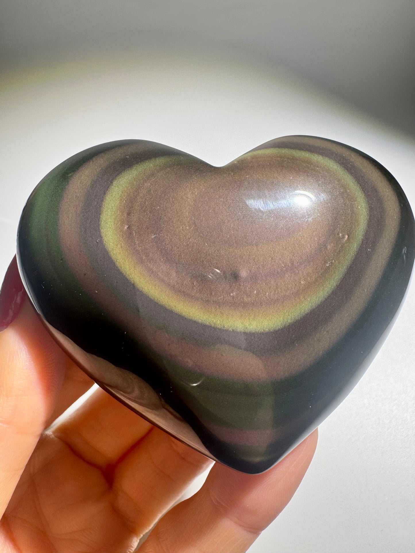 Naturbelassenes Obsidianherz mit seltenem Regenbogenschimmer in Pink, Gelb und Grün