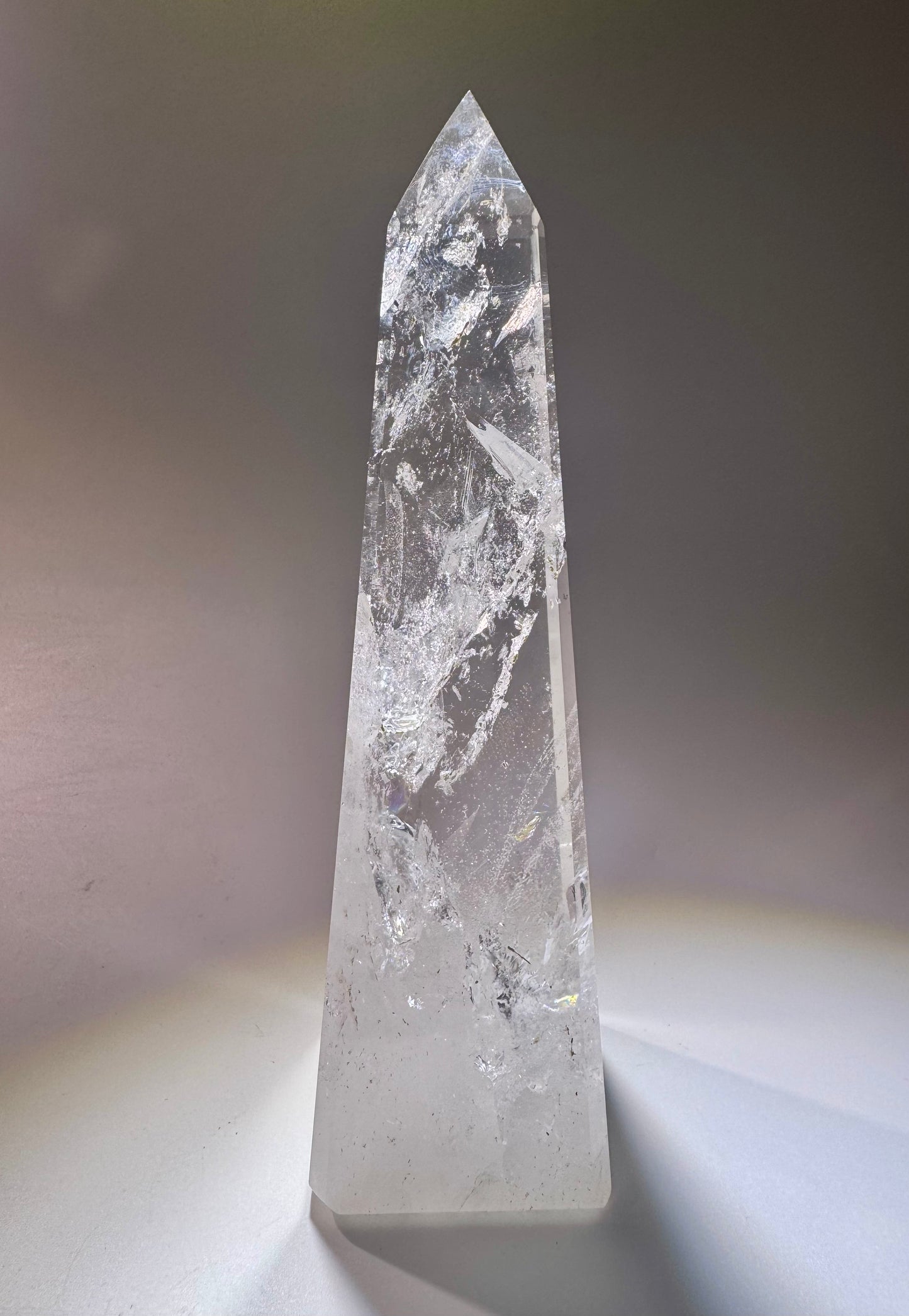 Obelisk aus Bergkristall mit vier Kanten – Hochwertige Qualität, 14,5 cm hoch, mit natürlichem Regenbogeneffekt im Innern