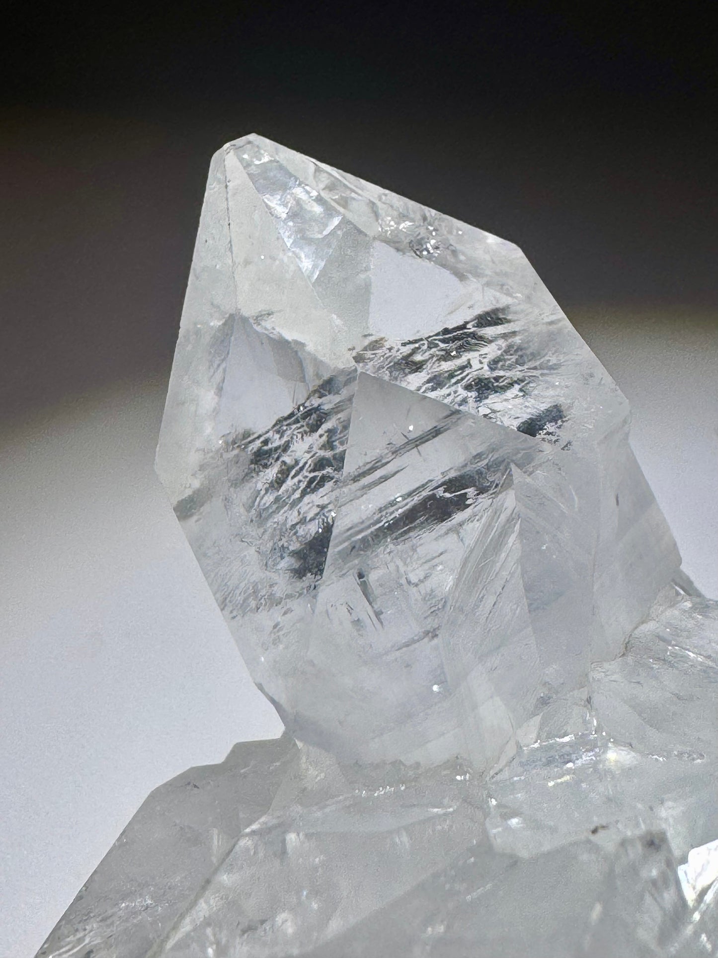 Perfekt geformter Apophyllite Kristall 6x7 cm – einzigartiger Glanz & Leuchtkraft