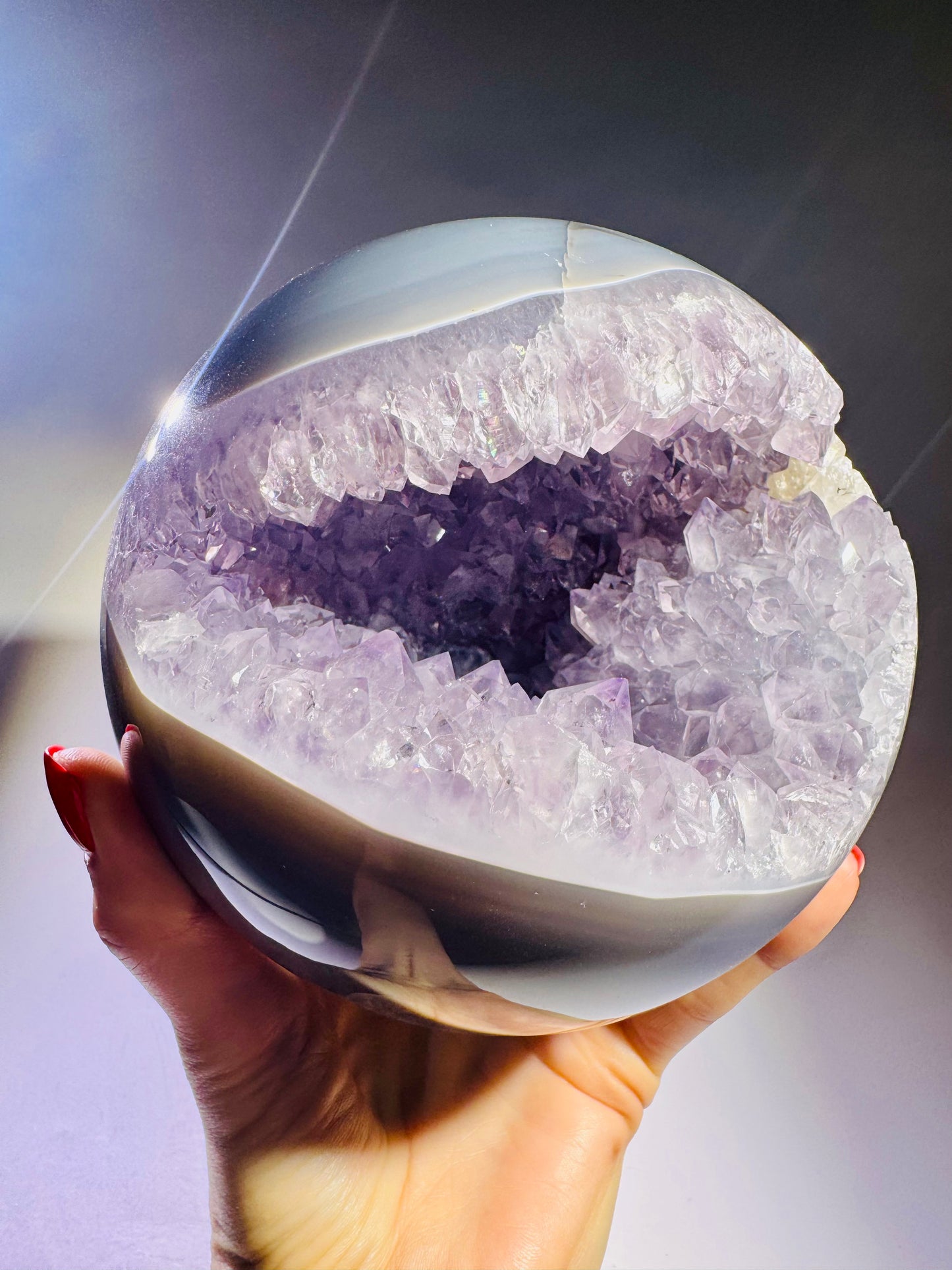 Perfekt geschliffene Achat-Kugel mit violettem Kristallkern – poliert & natürlich