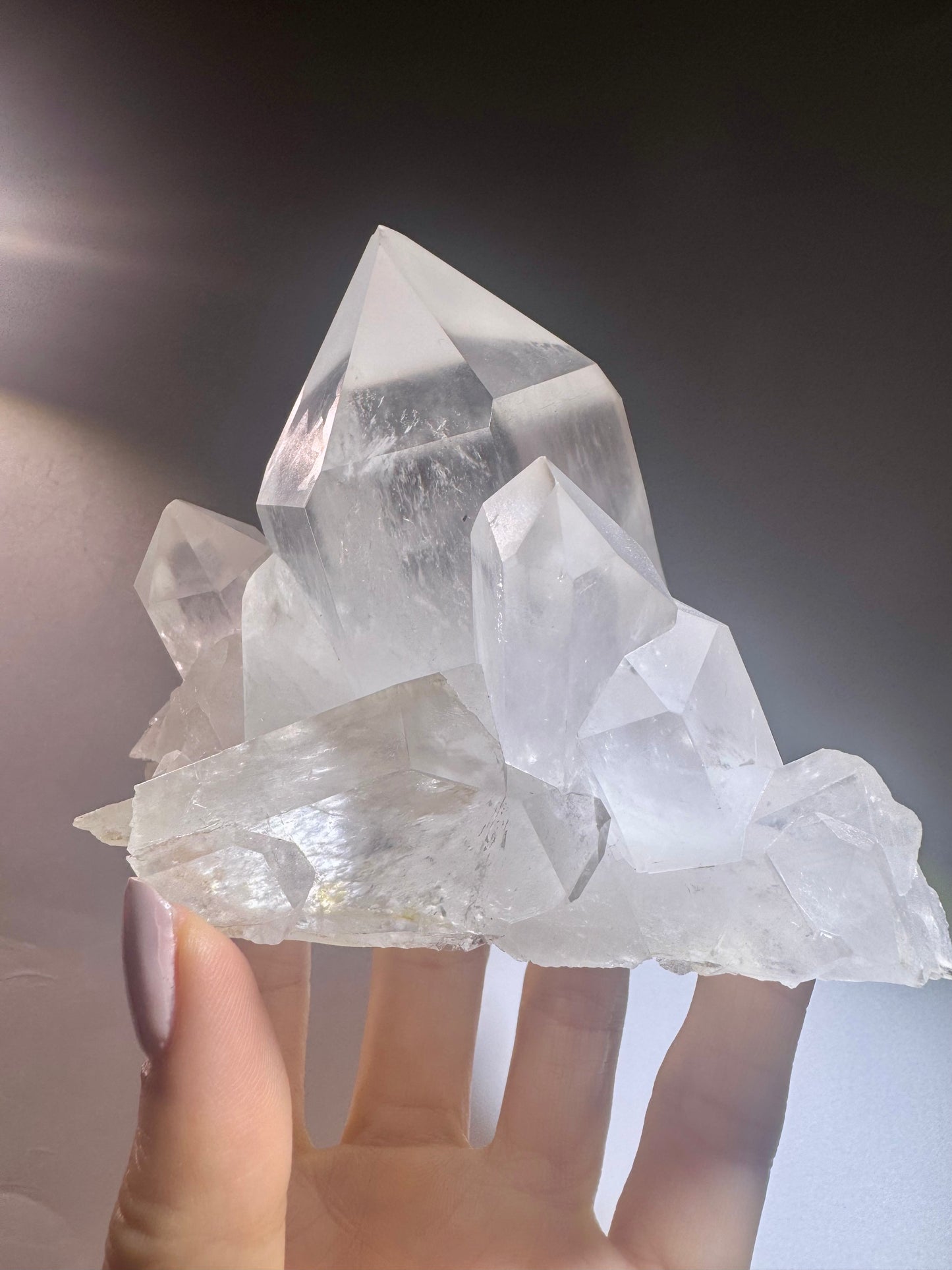 Perfekte Bergkristall Stufe aus Brasilien – 12 cm, 590 g – klarer, hochwertiger Quarz mit präzise ausgebildeten Spitzen für Sammler & Energiearbeit