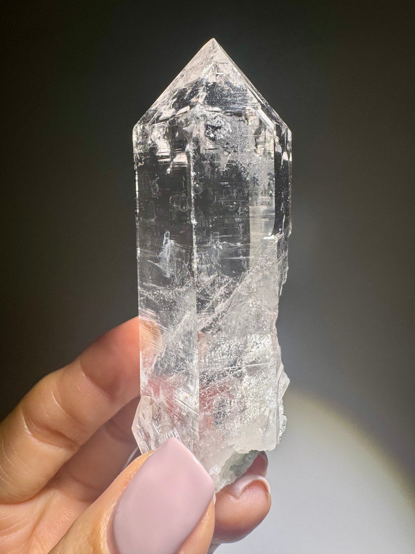 Perfekte Quarzspitze aus Nepal – 7.8 cm, museumsreif & roh