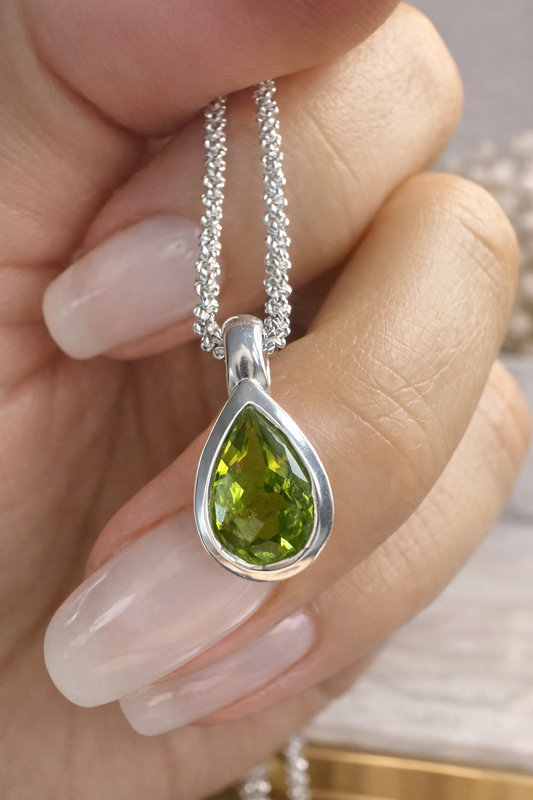 Peridot Anhänger Tropfenform 1,5 cm – facettiert & Silber