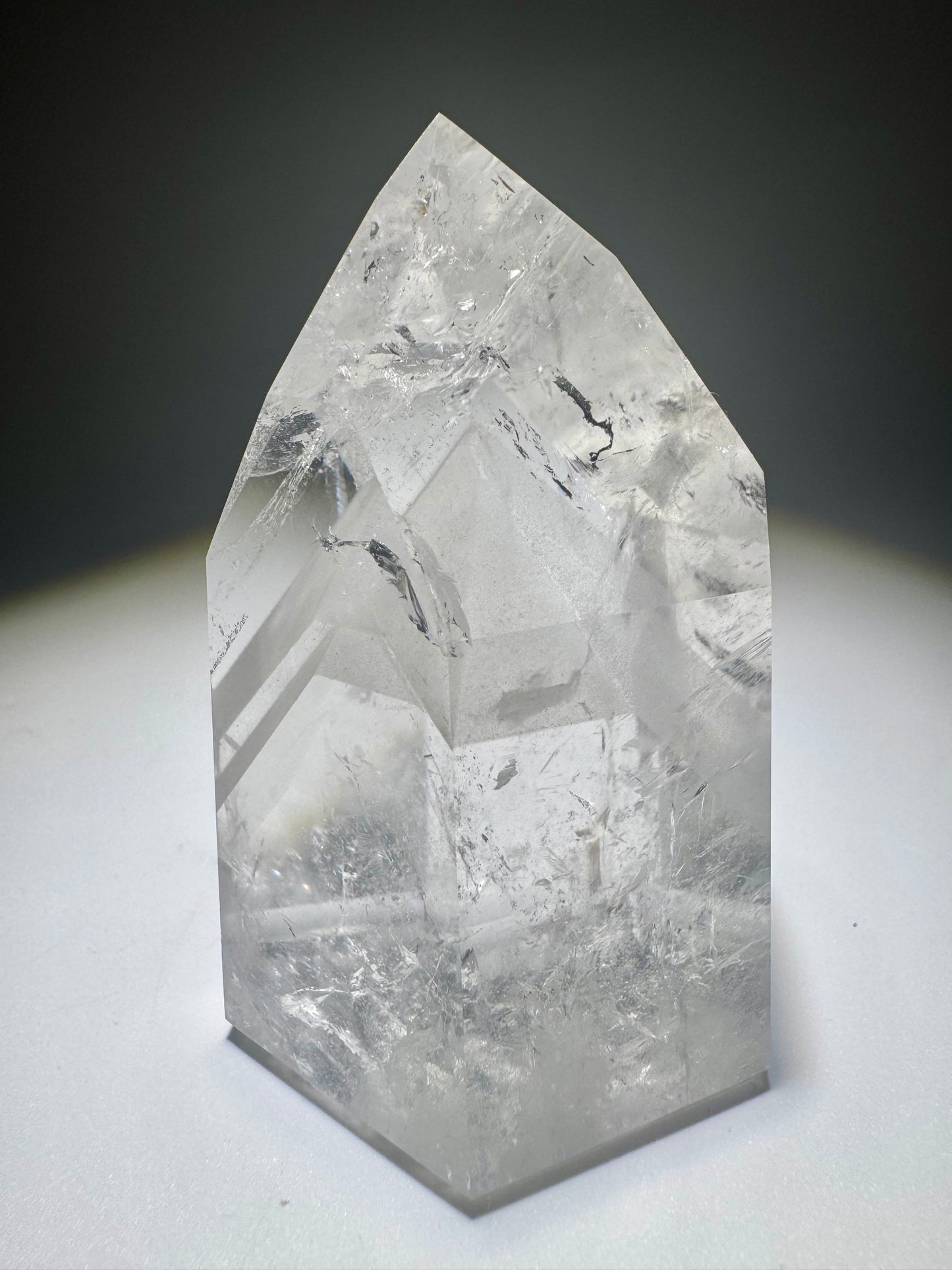 Phantom-Quarz mit Regenbogen – 7 cm Kristallspitze