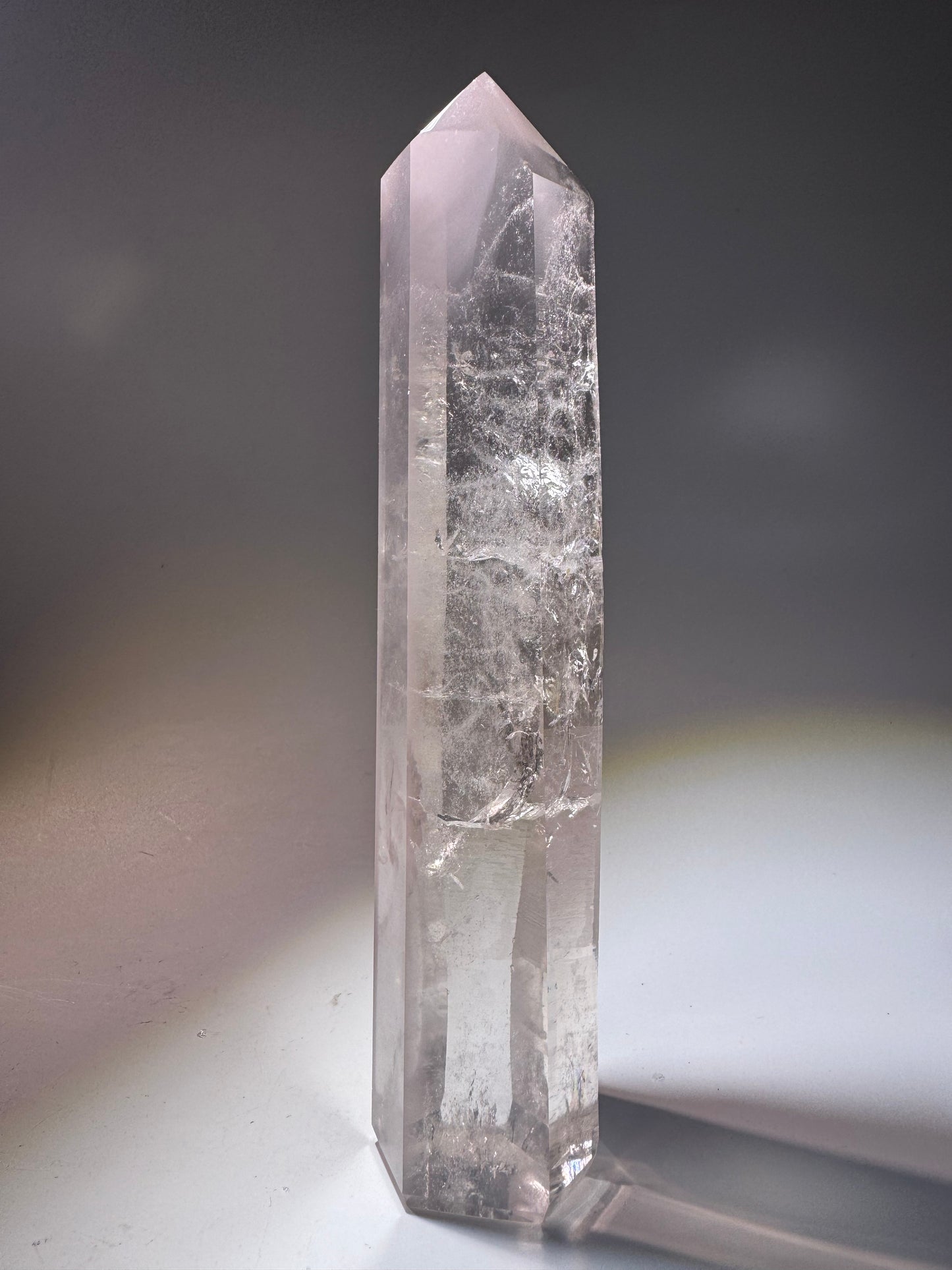 Pink-Lithium Kristall mit Lemurian-Struktur – 16 cm – extra klar & rosa Phantome