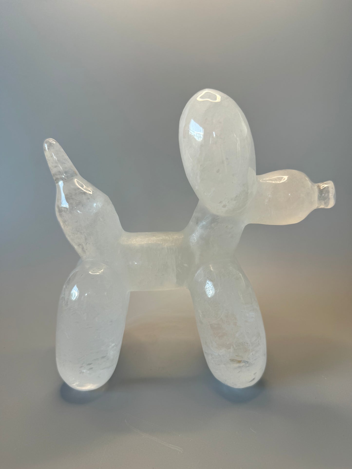 Pop-Art trifft Natur – Jeff Koons Stil Balloon Dog Skulptur aus hochwertigem Bergkristall – handmade