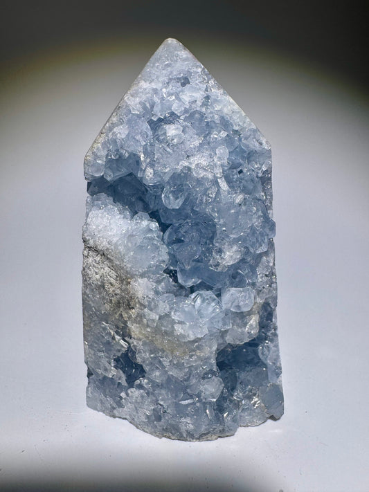 Premium Celestin 8.5 cm – Madagaskar Kristall mit feiner Struktur