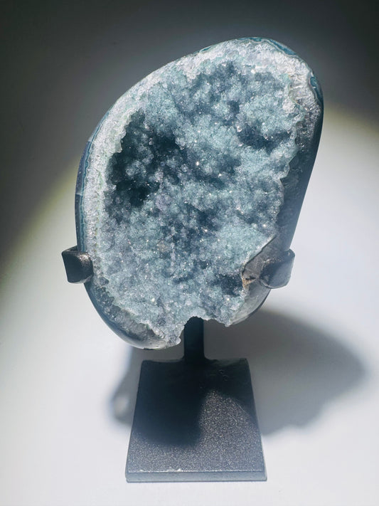 Rainbow Amethyst aus Uruguay mit seltener grüner Farbe und Glanz