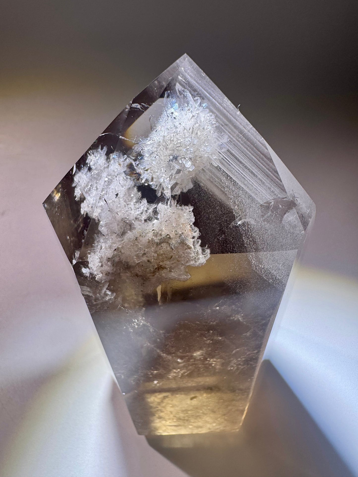 Rauchquarz aus Minas Gerais – Kristallspitze 11,5 cm mit eingeschlossenen Phantomen und Mikroquarzen in Topqualität