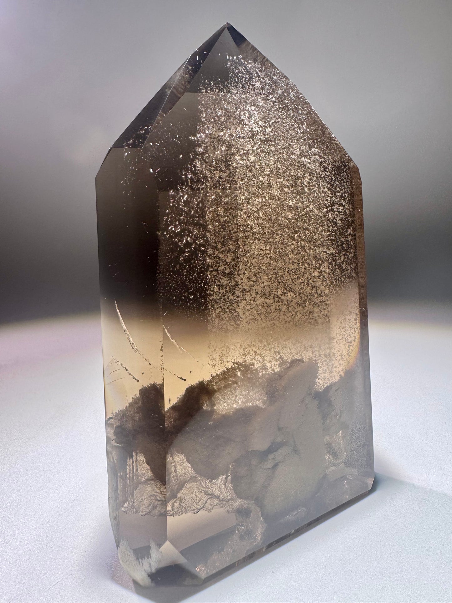 Rauchquarzspitze 10,3 cm mit blumigen Limonite-Einschlüssen und Phantomen aus Brasilien