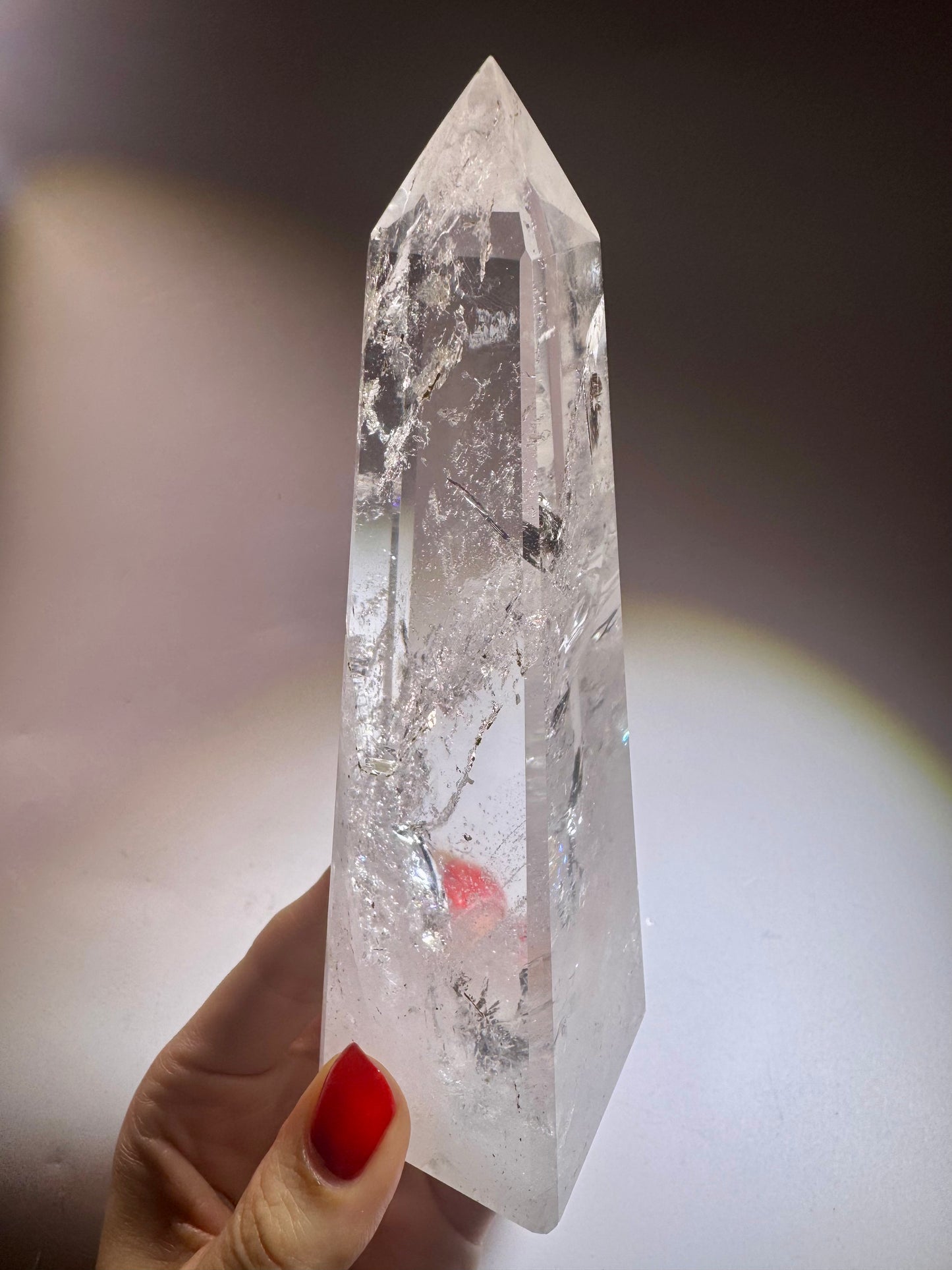 Reiner Bergkristall-Obelisk mit Lichtspiel – Brasilianisches Einzelstück, 14,5 cm, energetisch kraftvoll & optisch faszinierend