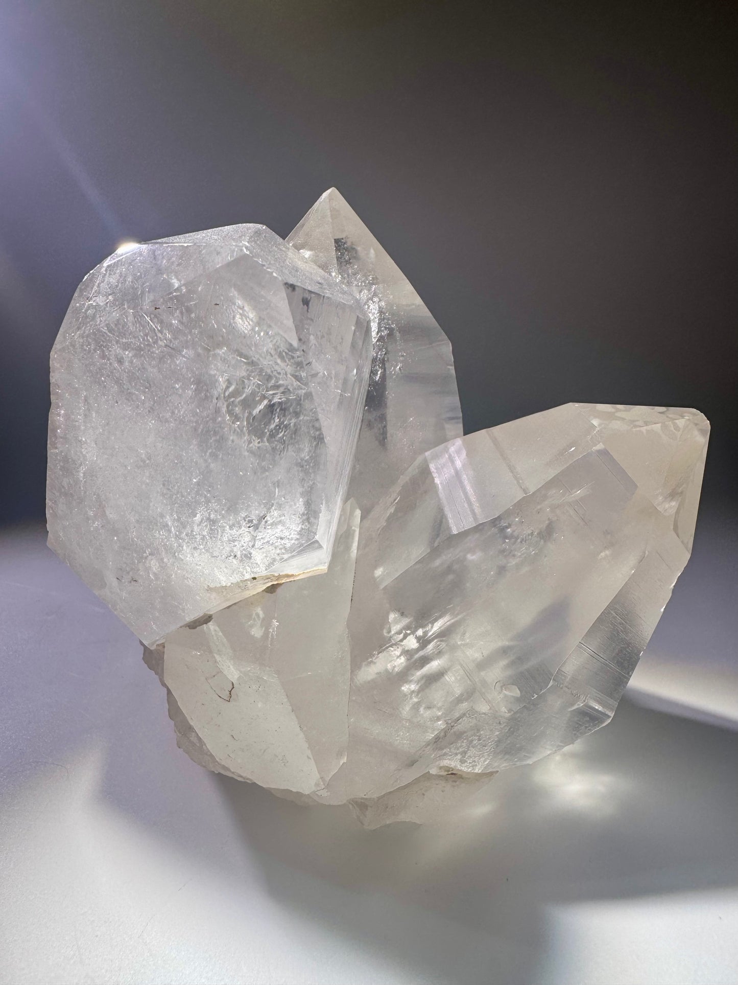 Riesige Lemurian Quarzstufe aus Brasilien – 17 cm, 1.95 kg, glasklar, mit feinen Lemurian Linien