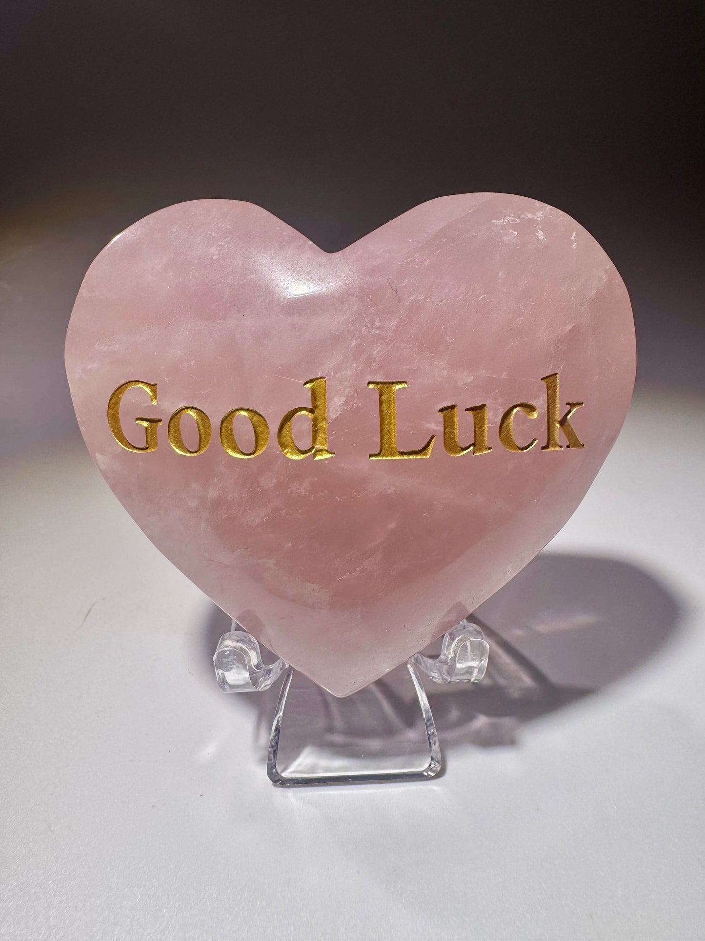 Rosenquarz-Herz 6,3 cm mit Gravur – Glücksbringer mit goldener good luck-Schrift
