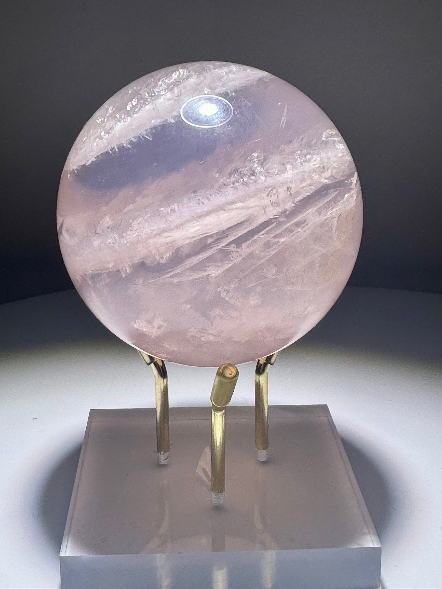 Rosenquarz Kugel 💗 340 g – Klarer, rosa Edelstein mit silbrigem Schimmer & Herzenergie