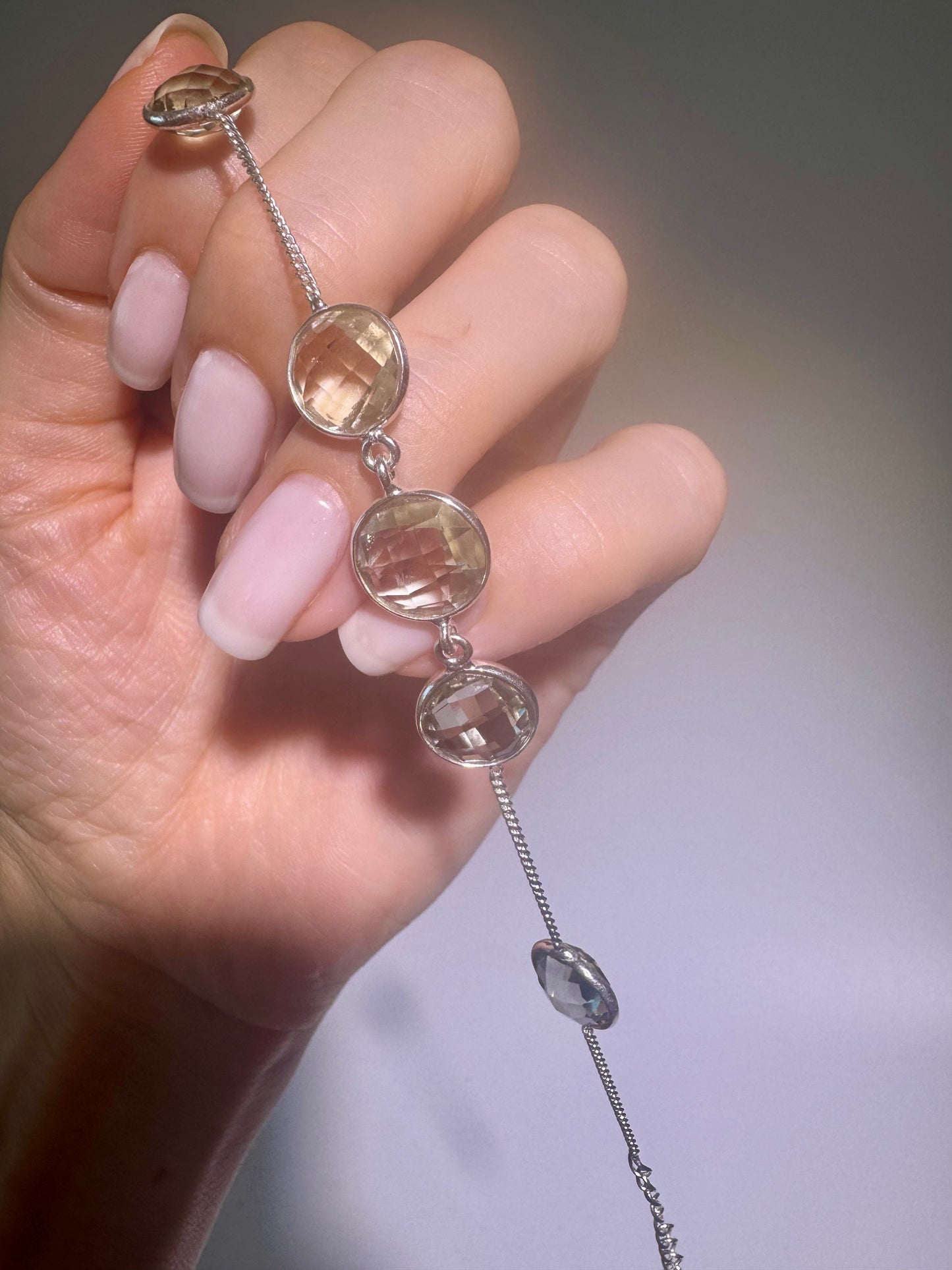 Rundgeschliffene Edelsteine – Grüner Amethyst (Brassiolith / Prasiolith) im 925 Silberarmband – handmade Qualität