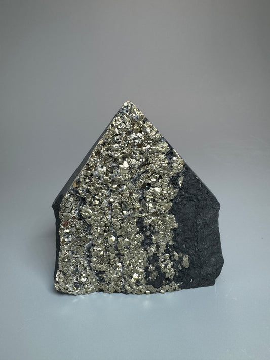 Schungit-Pyramide mit Pyrit – 8 cm, 271 g, Schutz & positive Energie