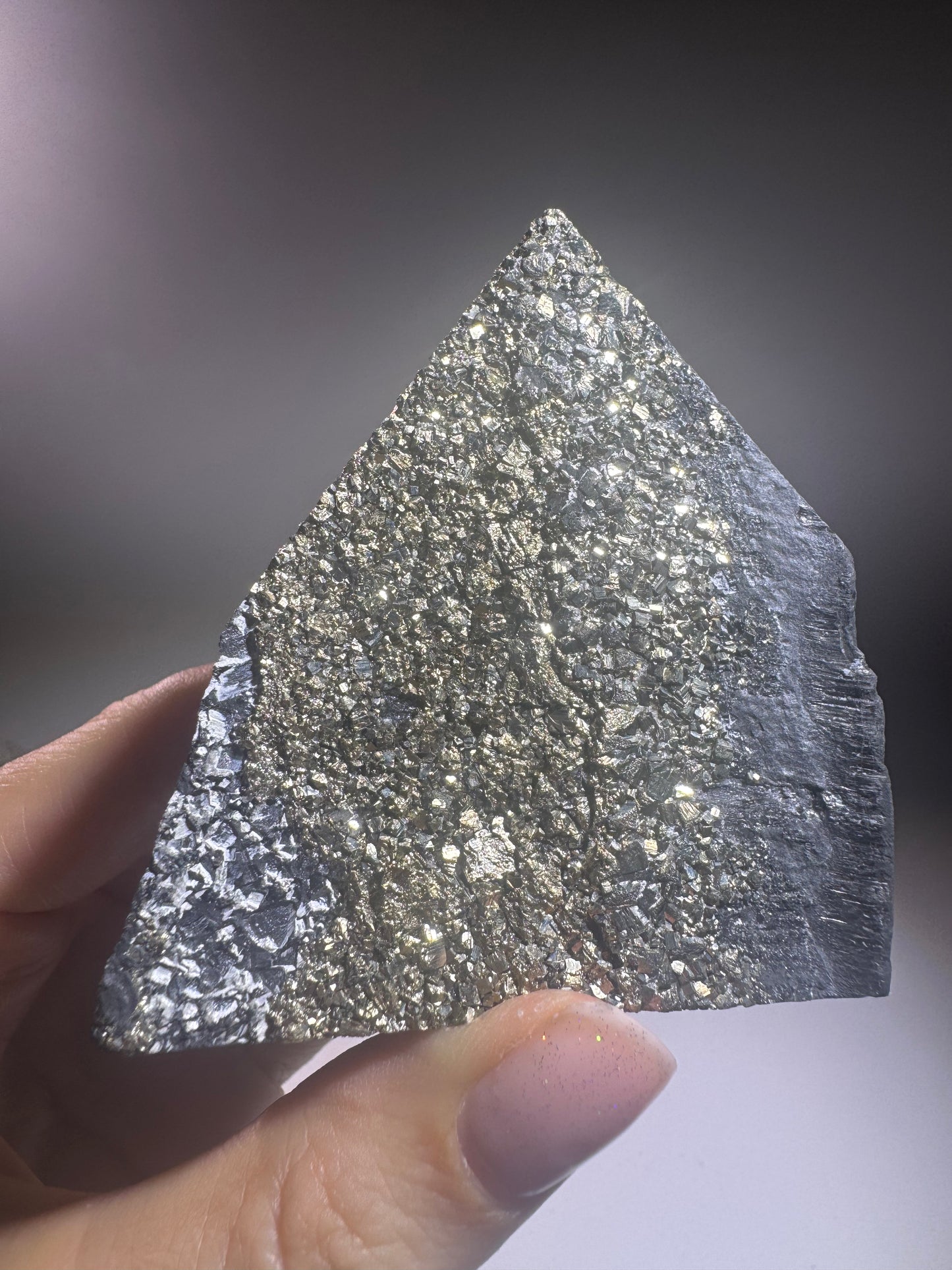 Schungit-Pyramide mit Pyrit Kristallen – 7 cm, 233 g – Schutz, Glück & Energie-Ausgleich, Unikat aus Brasilien